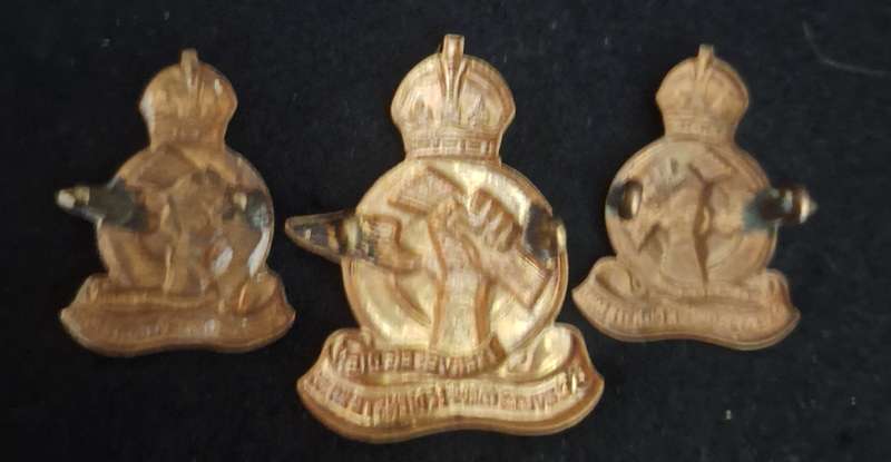 WW2 ERA - Q SERVICES CAP AND COLLAR BADGES - LUGS INTACT