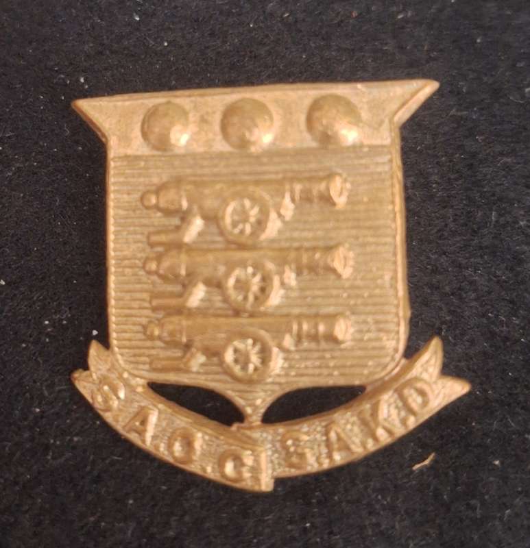 WW2 - SA ORDNANCE CORPS GILDING CAP BADGE - LUGS INTACT