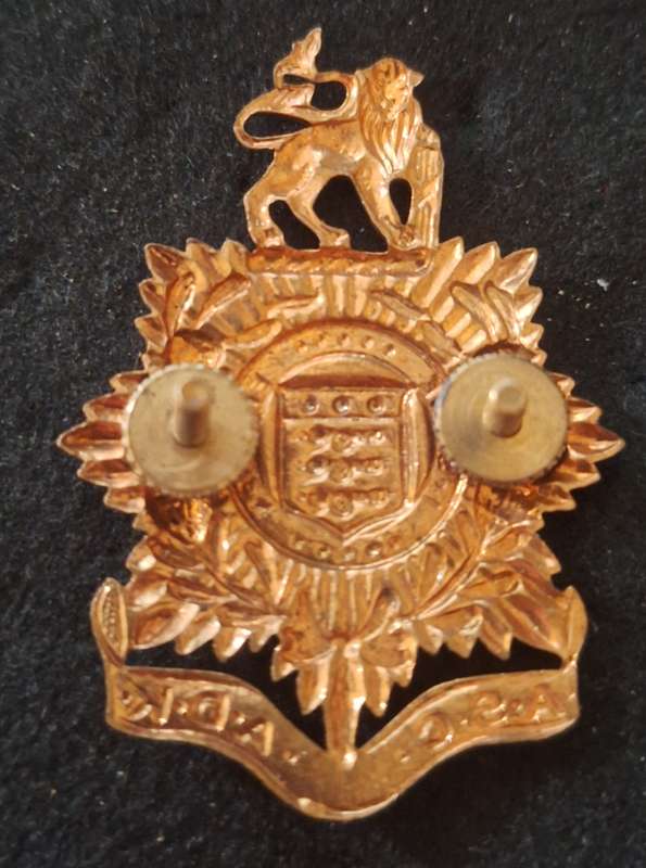 SADF -- GILDING ASC / ADK CAP  BADGE -  SCREWS INTACT