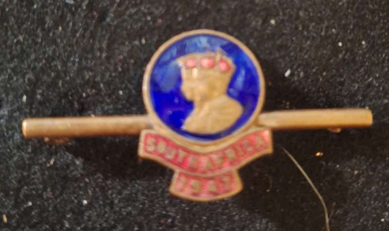1947 ROYAL VISIT PIN BADGE -  PIN BROKEN