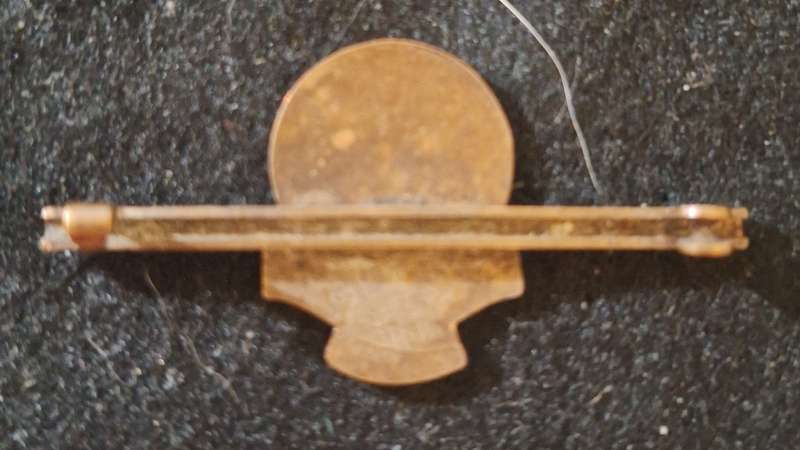 1947 ROYAL VISIT PIN BADGE -  PIN BROKEN