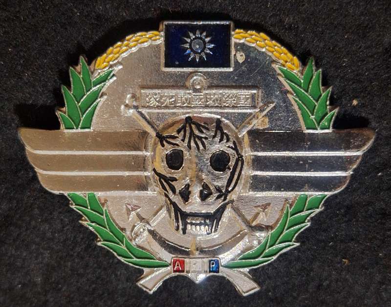 THAILAND UNKNOWN MILITARY BADGE - PINS  INTACT