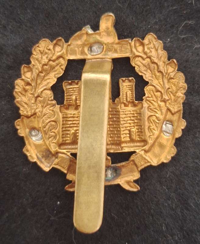 UK - THE ESSEX REGIMENT CAP BADGE - SLIDER INTACT