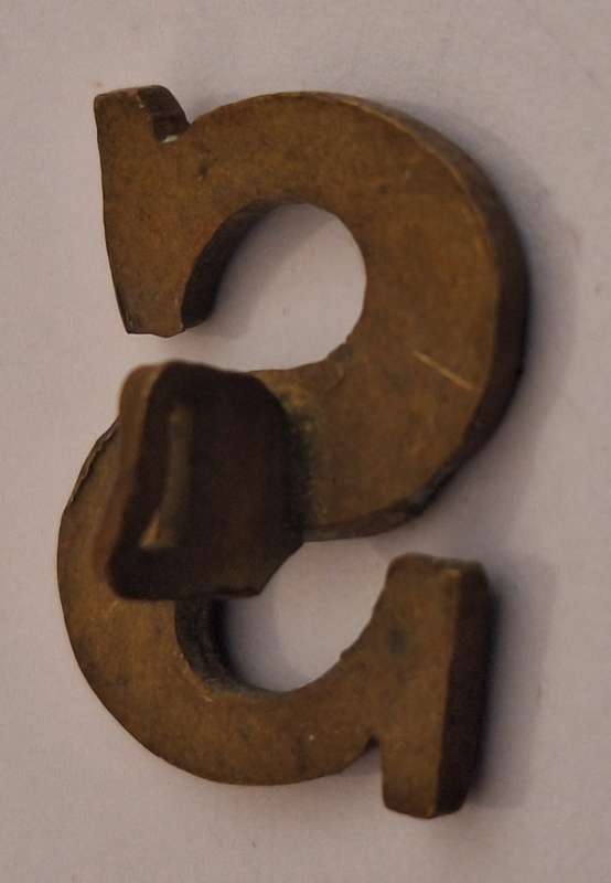 S BRASS SHOULDER TITLE LETTER - D LUG INTACT