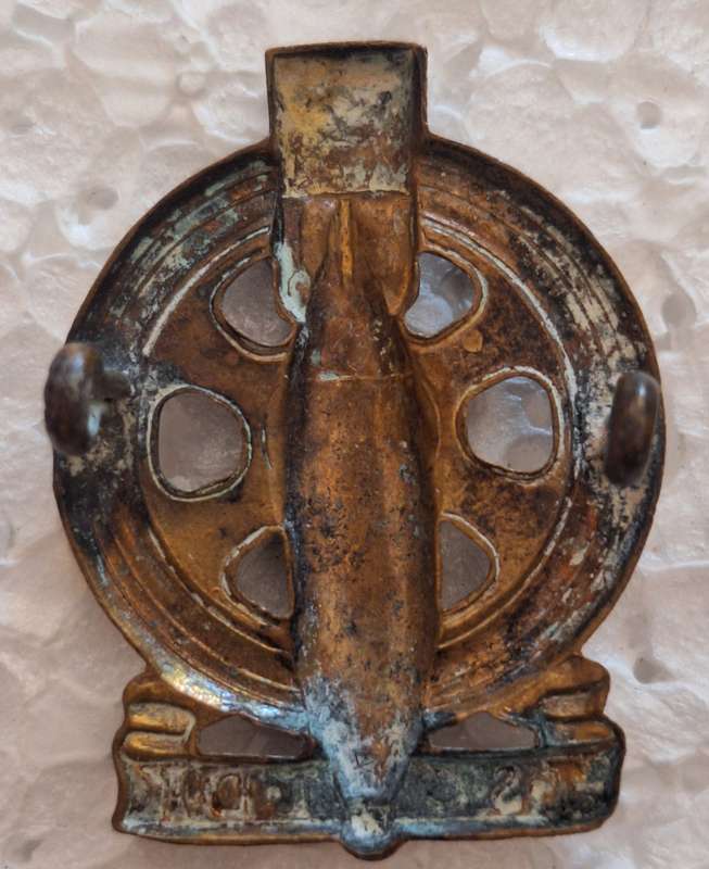 WW2 ERA TDK/TSC ORDNANCE SERVICE CAP BADGE - LUGS INTACT