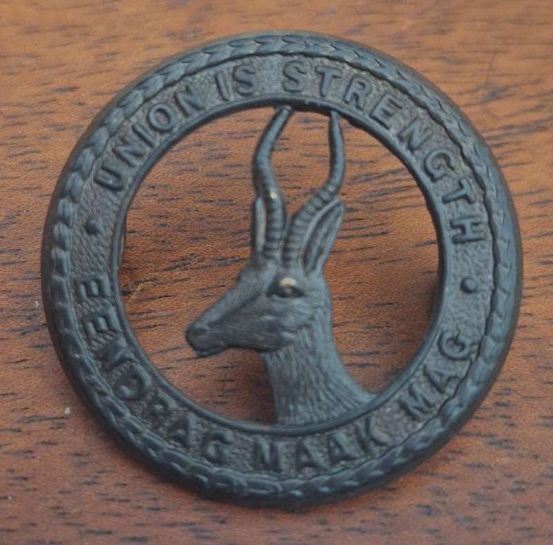 WW2 ERA SA INFANTRY CAP BADGE (DARK) - LUGS INTACT