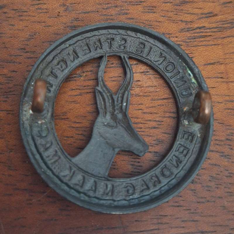 WW2 ERA SA INFANTRY CAP BADGE (DARK) - LUGS INTACT