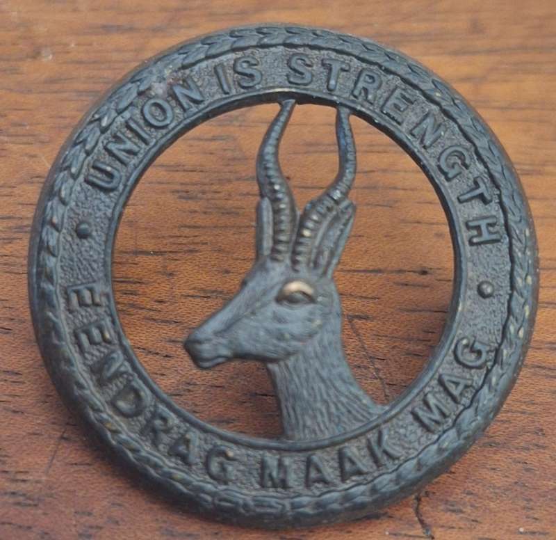 WW2 ERA SA INFANTRY CAP BADGE (DARK) - LUGS INTACT