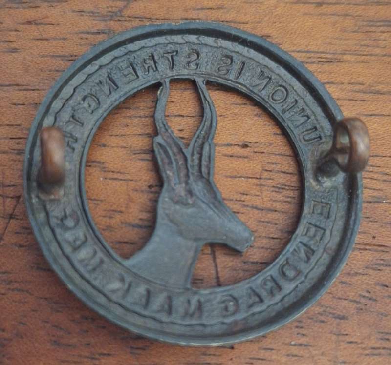 WW2 ERA SA INFANTRY CAP BADGE (DARK) - LUGS INTACT