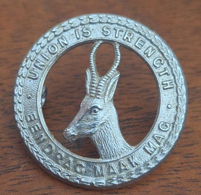 SA ARMY GENERAL SERVICE CAP BADGE (WORN 1980'S) - LUGS INTACT