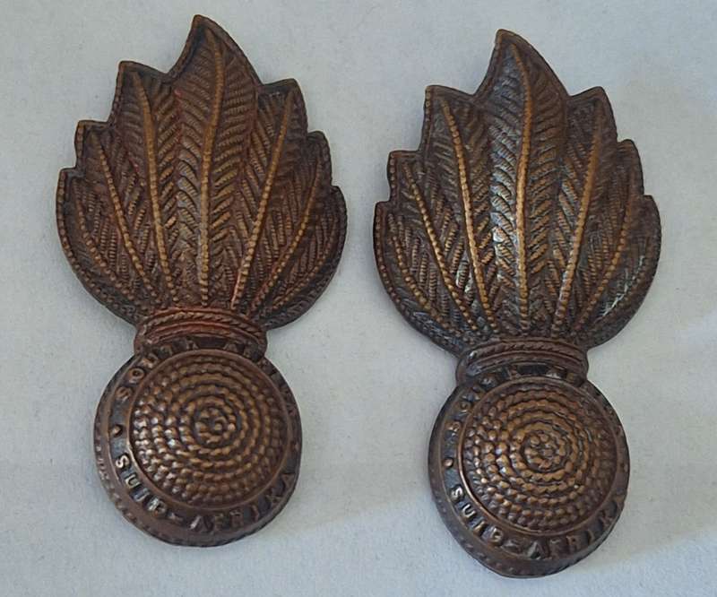 SA ARTILLERY COLLAR BADGES (DARK) - LUGS INTACT