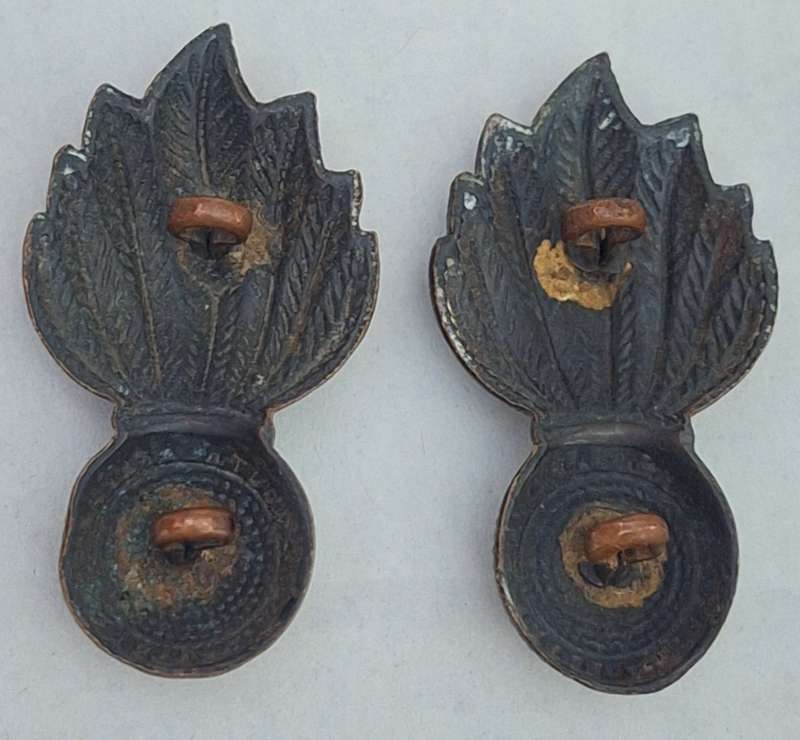 SA ARTILLERY COLLAR BADGES (DARK) - LUGS INTACT