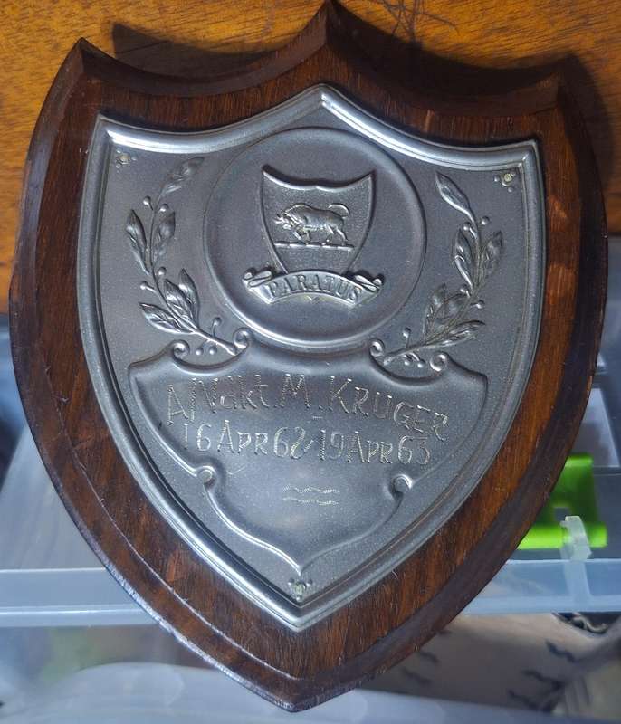 SADF - STAFF COLLEGE PLAQUE (METAL ON WOOD)