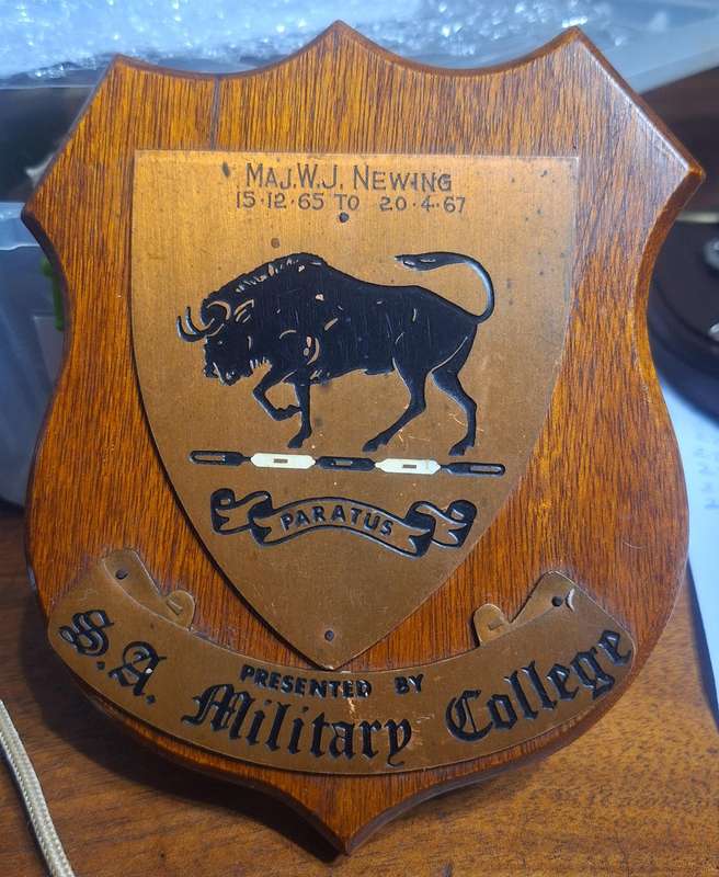 SADF - STAFF COLLEGE PLAQUE (METAL ON WOOD)