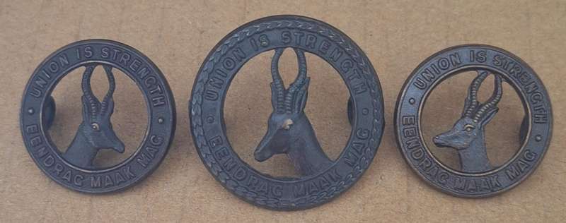 WW2 SA INFANTRY CAP AND COLLAR BADGES SET - LUGS INTACT