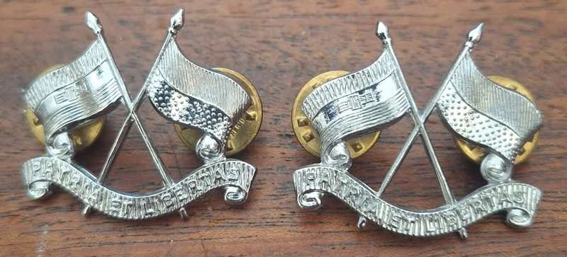 SA LIGHT HORSE CROME COLLAR BADGE PAIR - PINS INTACT