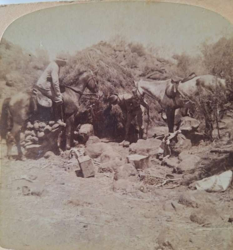 BOER WAR ERA - UNDERWOOD & UNDERWOOD STEREOSCOPE CARD (CORRESPONDENTS SCRUTINIZING)