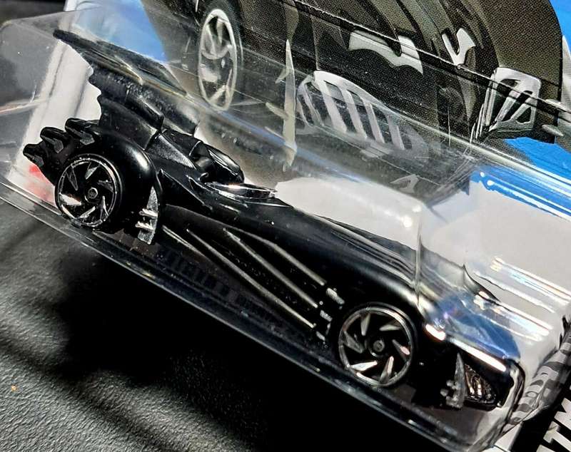HOTWHEELS / HOT WHEELS - Batman and Robin - New Batmobile - 1.64