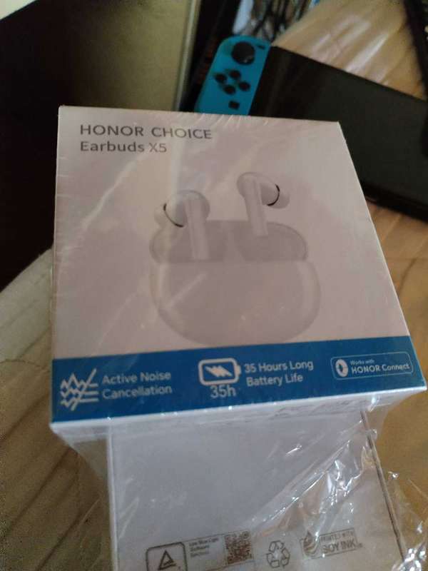 Honor 90 Lite with Earbuds