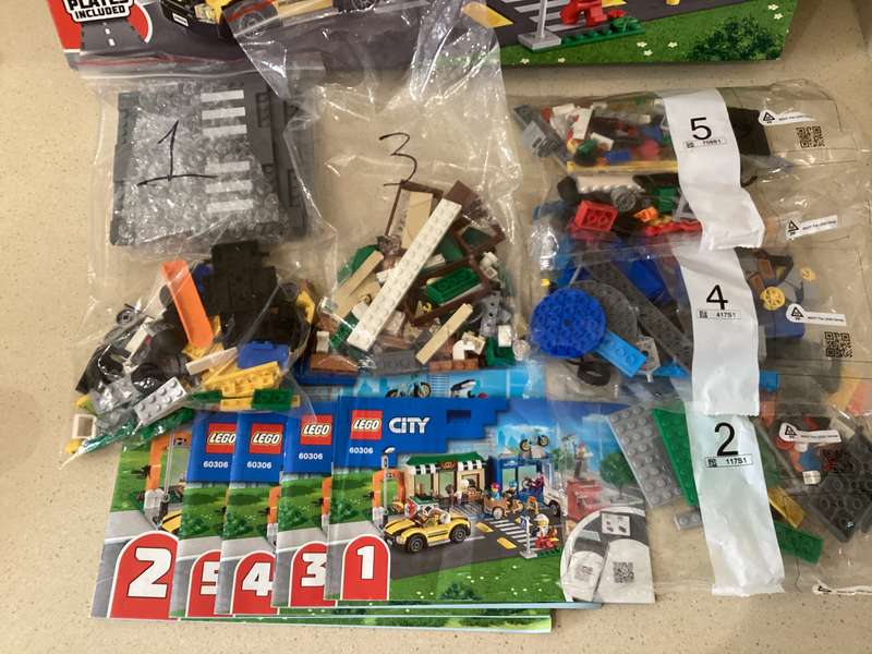 LEGO® City - Shopping Street (60306) - [Pre-owned set]