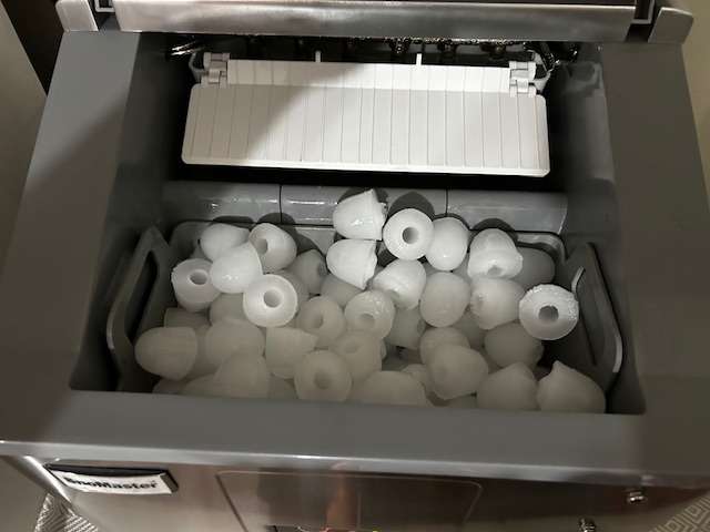 SnoMaster 20kg Ice Maker *COLLECTION ONLY - FREE DELIVERY PRETORIA, CENTURION, MIDRAND*
