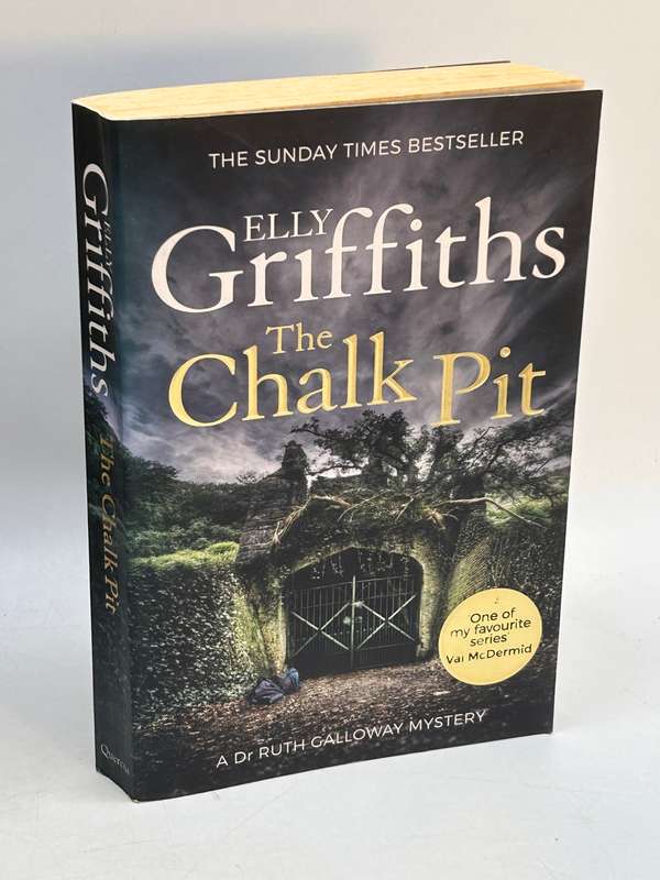 The Chalk Pit - Elly Griffiths