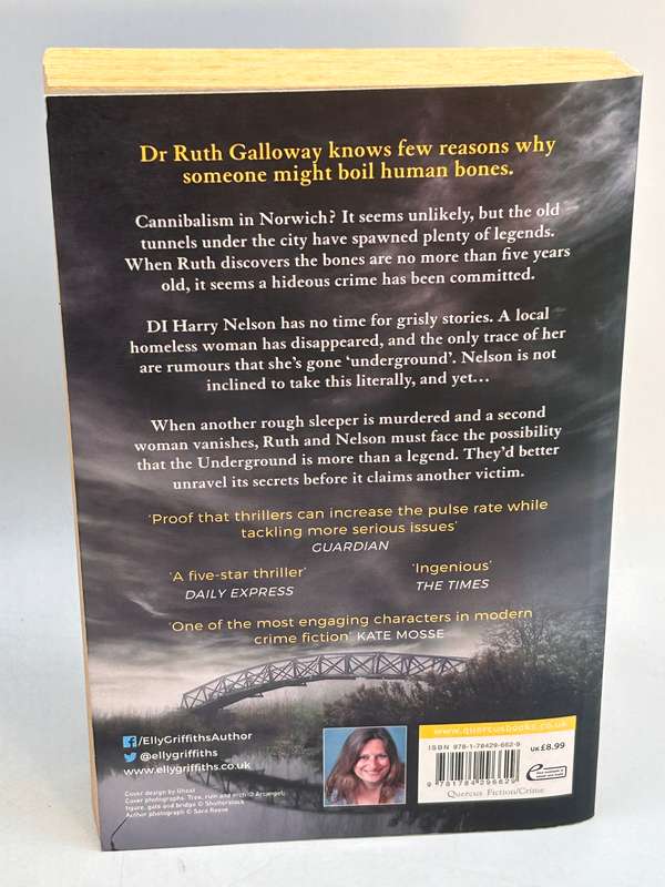 The Chalk Pit - Elly Griffiths