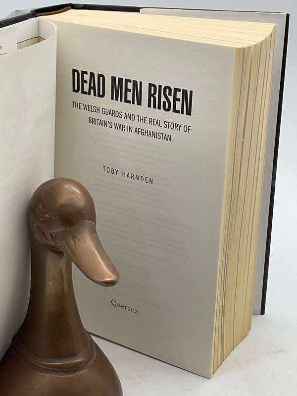 Dead Men Risen: The Welsh Guards and the Real Story of Britain's War in Afghanistan - Toby Harnden