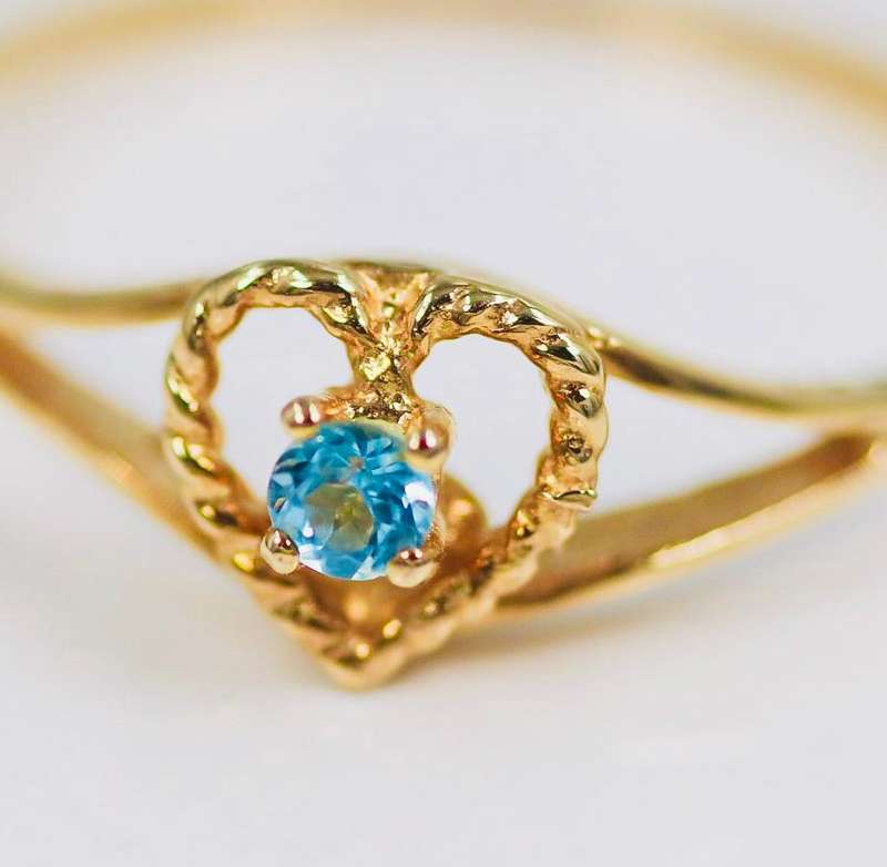 DAINTY VINTAGE SKY BLUE TOPAZ 9CT YELLOW GOLD RING WITH OPENWORK FEATURE. ENGLISH HALLMARKED!
