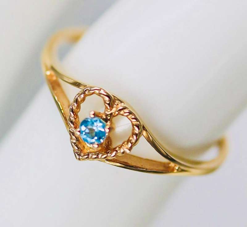 DAINTY VINTAGE SKY BLUE TOPAZ 9CT YELLOW GOLD RING WITH OPENWORK FEATURE. ENGLISH HALLMARKED!