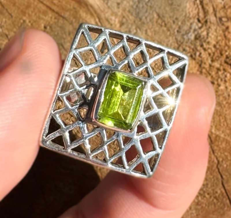 BEAUTIFUL LARGE SOLID STERLING SILVER RING WITH NATURAL PERIDOT & OPENWORK DESIGN