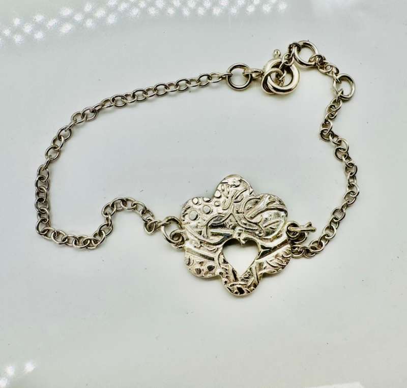 HANDCRAFTED PRETTY STERLING SILVER BRACELET CHAIN WITH PENDANT FEATURE - HEART KEYHOLE DESIGN