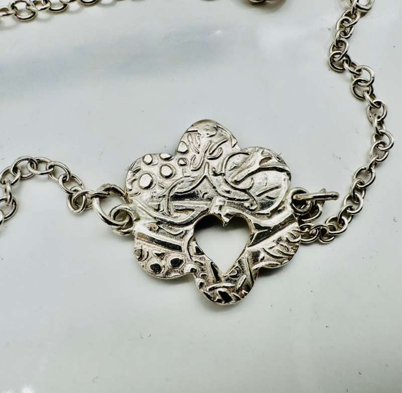 HANDCRAFTED PRETTY STERLING SILVER BRACELET CHAIN WITH PENDANT FEATURE - HEART KEYHOLE DESIGN