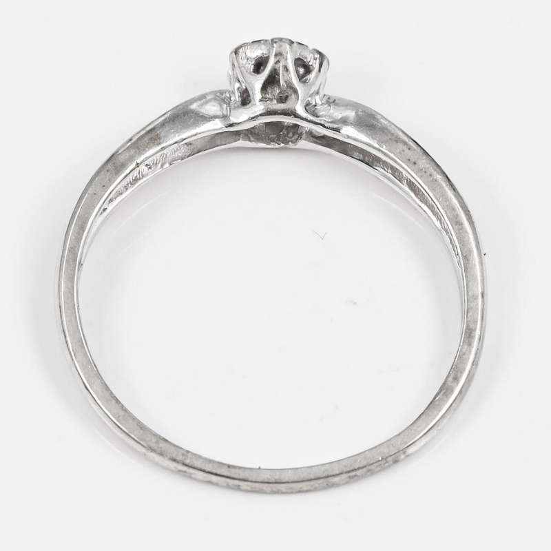 CLASSIC VINTAGE DIAMOND SOLITAIRE 9CT WHITE GOLD RING. * INDEPENDENT JEWELLER VALUATION R10`000 *