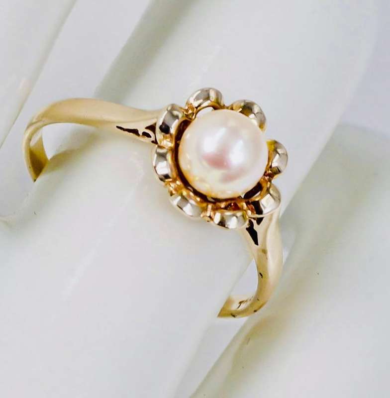 9CT YELLOW GOLD VINTAGE FRESHWATER PEARL RING WITH INTRICATE FRAME DETAIL