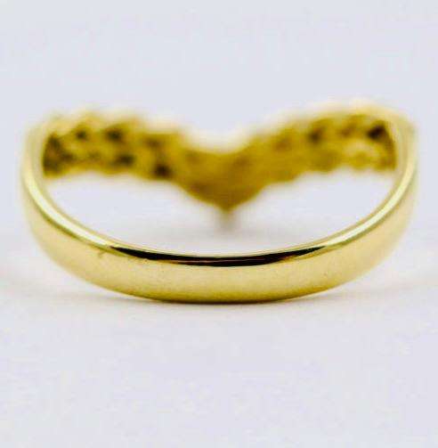 9CT YELLOW GOLD CHEVRON `KEEPER` RING. TACTILE DESIGN, VINTAGE ENGLISH HALLMARKED