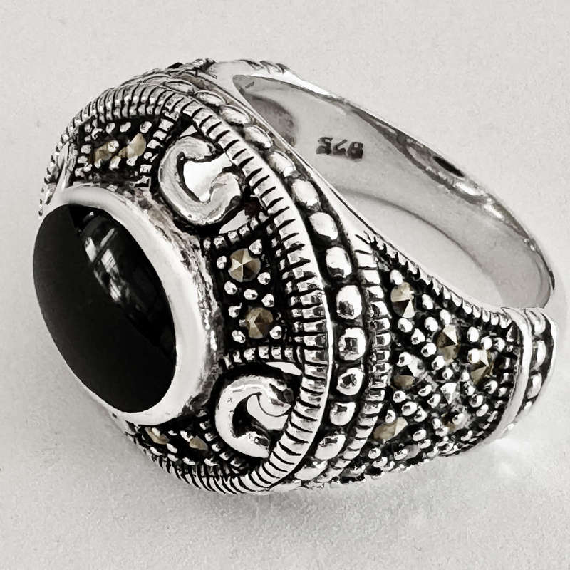 HEAVY, INTRICATE DETAIL STERLING SILVER NATURAL BLACK ONYX & MARCASITE SIGNET RING
