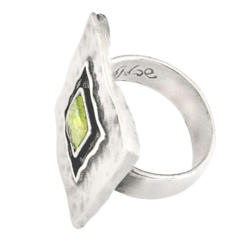 UNUSUAL HANDCRAFTED PERIDOT STERLING SILVER RING. Hand Hammered feature