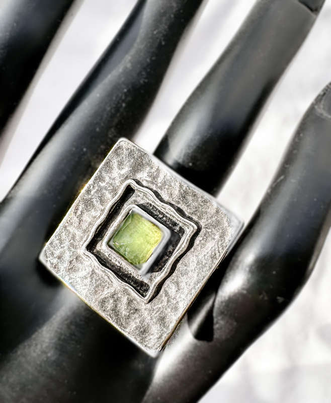 UNUSUAL HANDCRAFTED PERIDOT STERLING SILVER RING. Hand Hammered feature