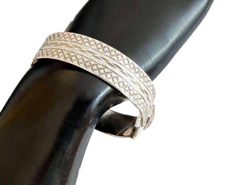 VINTAGE STERLING SILVER BANGLE WITH SAFETY CHAIN "ZEETA" BRAND, SOUTH AFRICA