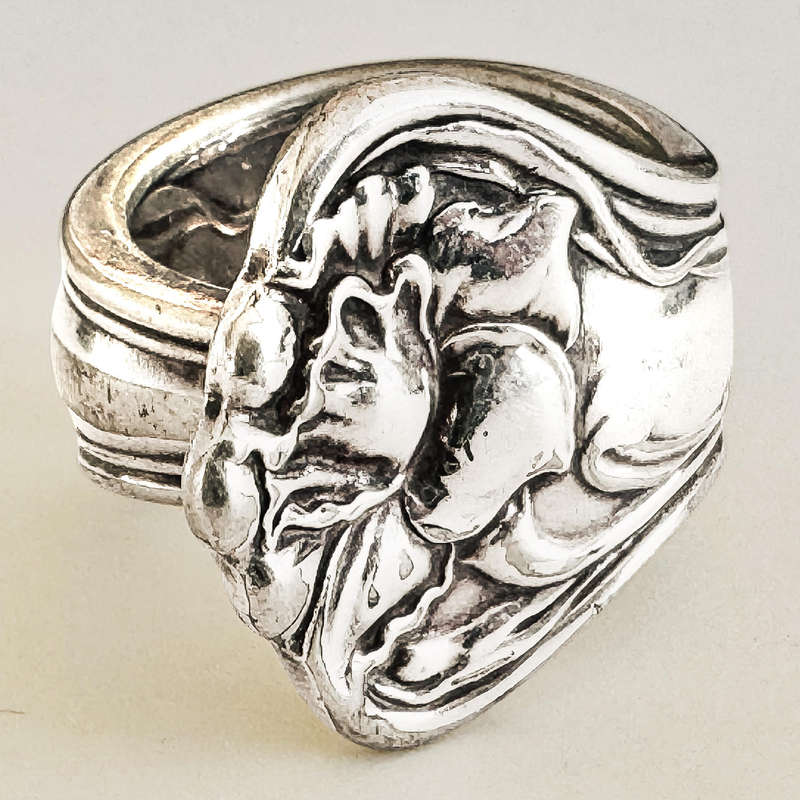 HEAVY VINTAGE SILVER SPOON RING FROM ENGLAND WITH DECORATIVE DETAIL
