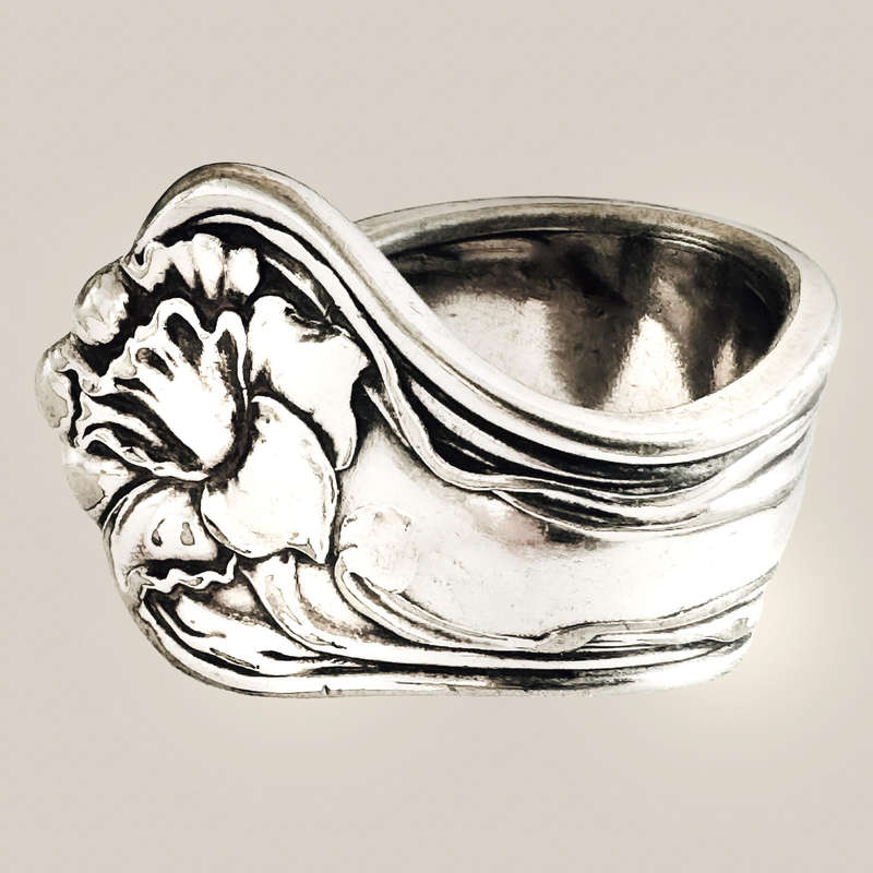 HEAVY VINTAGE SILVER SPOON RING FROM ENGLAND WITH DECORATIVE DETAIL
