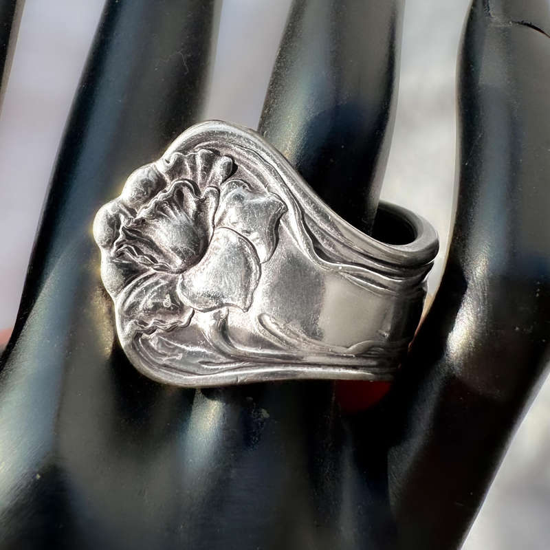 HEAVY VINTAGE SILVER SPOON RING FROM ENGLAND WITH DECORATIVE DETAIL