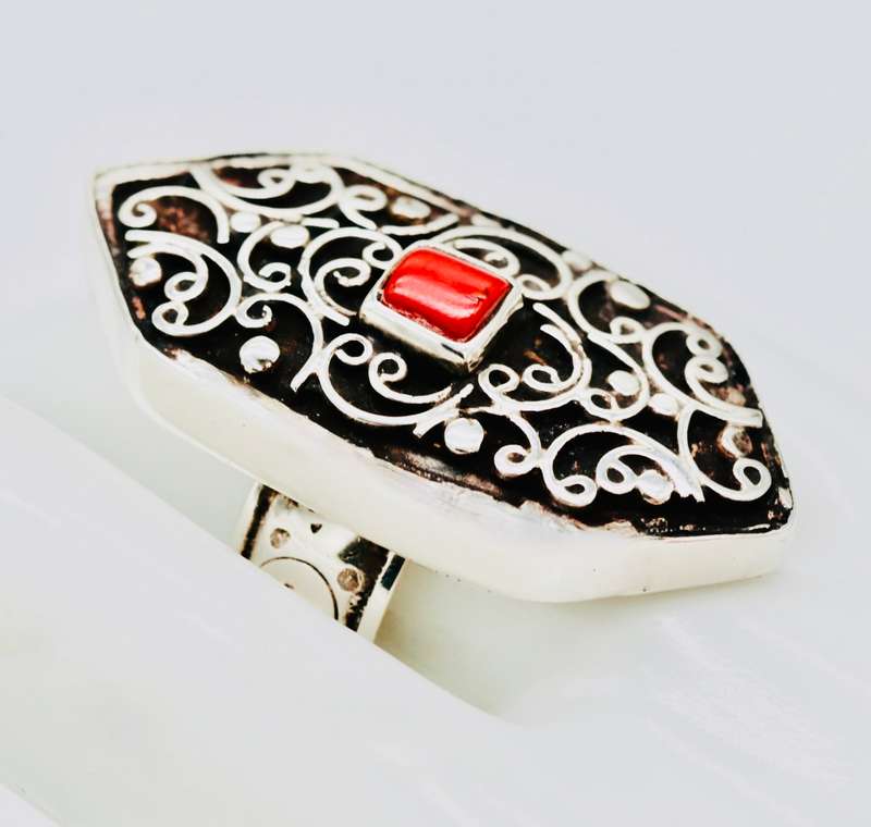 UNUSUAL STERLING SILVER CORAL GEMSTONE RING WITH TACTILE DECORATIVE DETAIL