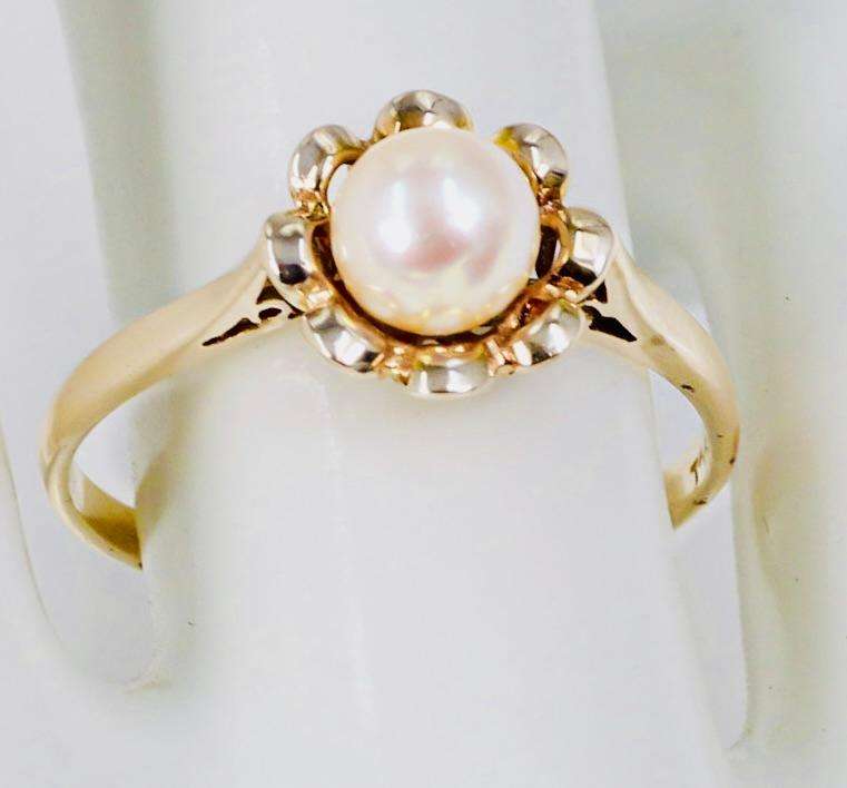 9CT YELLOW GOLD VINTAGE FRESHWATER PEARL RING WITH INTRICATE FRAME DETAIL