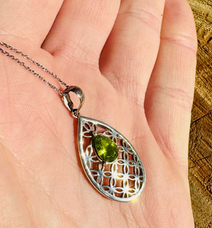 NATURAL PERIDOT STERLING SILVER PENDANT NECKLACE WITH INTRICATE OPENWORK DETAIL