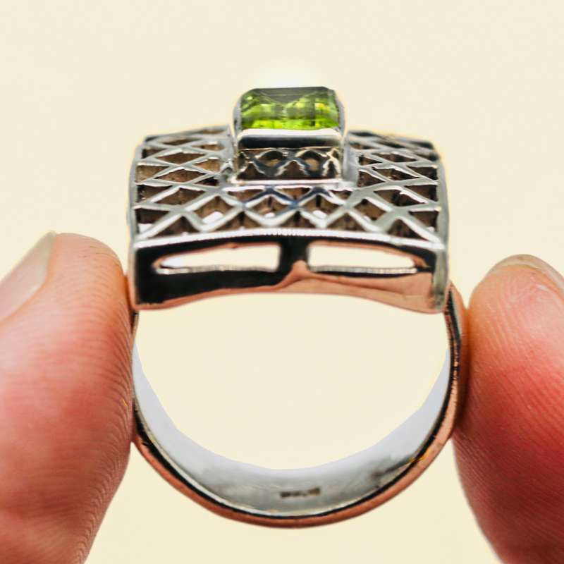 BEAUTIFUL LARGE SOLID STERLING SILVER RING WITH NATURAL PERIDOT & OPENWORK DESIGN