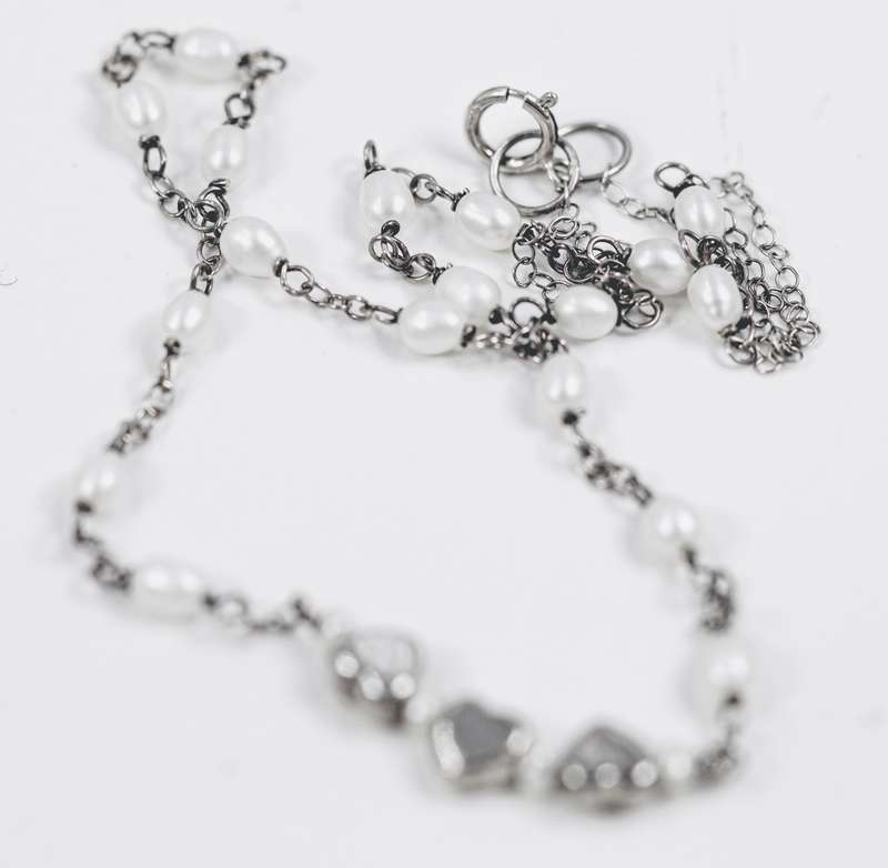 DAINTY VINTAGE STERLING SILVER HEART DESIGN PEARL PENDANT NECKLACE. 925