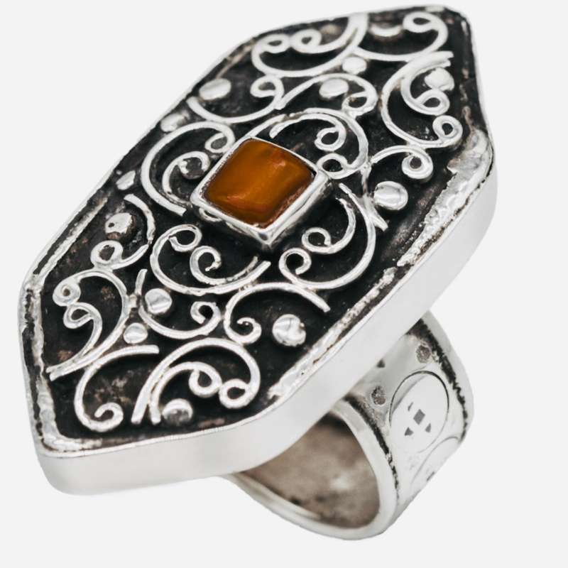 UNUSUAL STERLING SILVER CORAL GEMSTONE RING WITH TACTILE DECORATIVE DETAIL