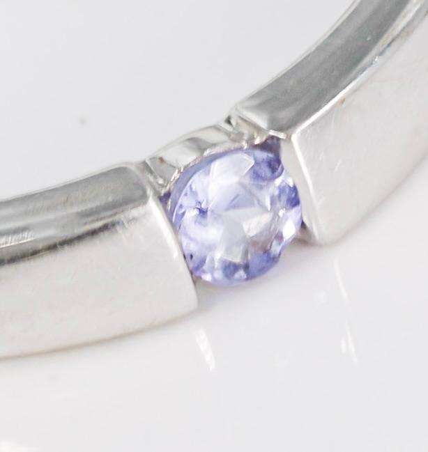 CONTEMPORARY DESIGN TANZANITE SOLITAIRE 9CT WHITE GOLD RING. 375. ENGLISH HALLMARKS